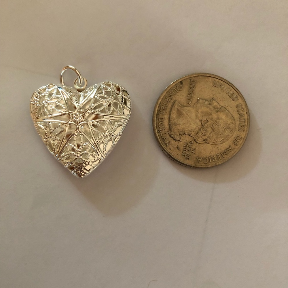 NWOT Silver Star Filigree Heart Locket Necklace - Picture 5 of 5